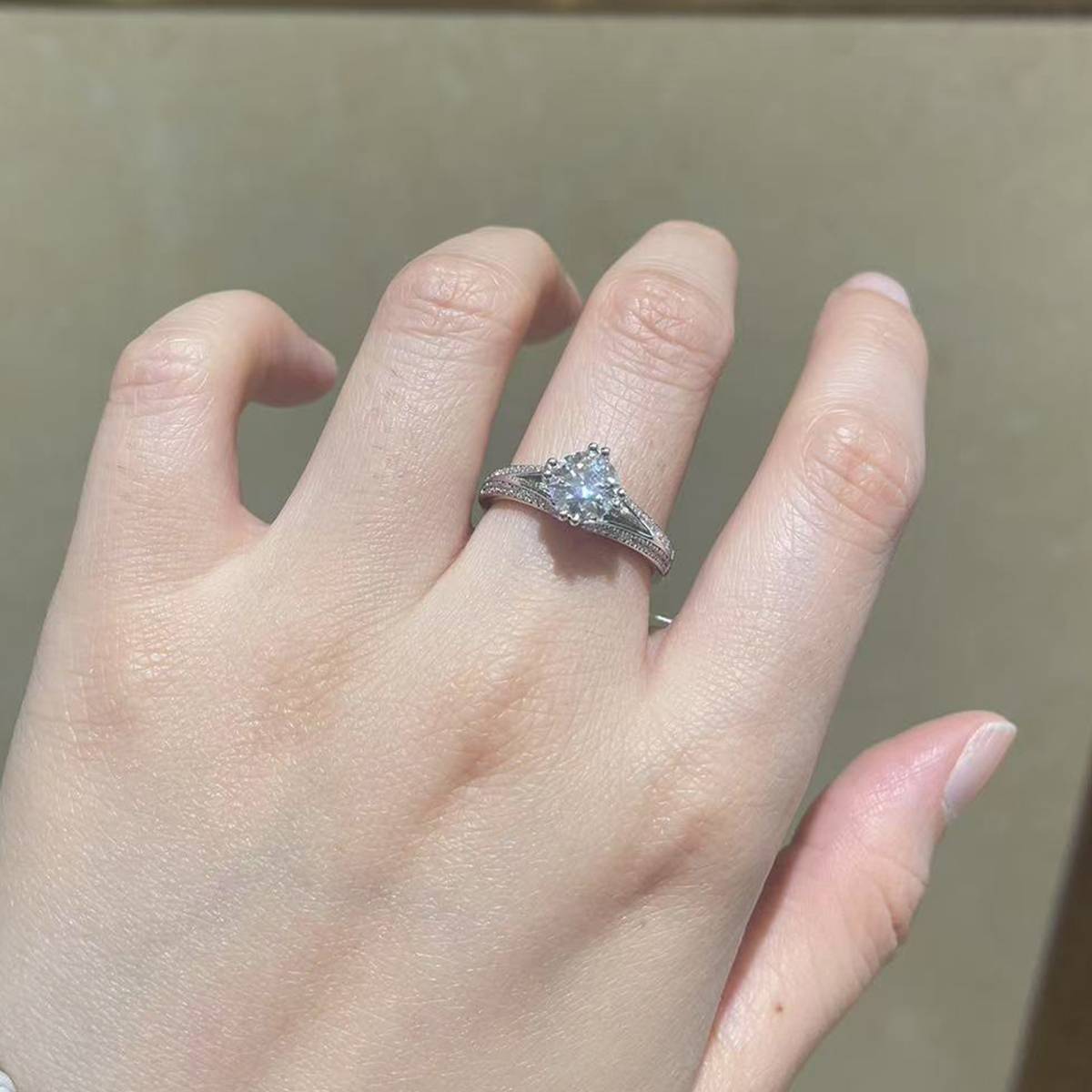单头S925银镀白金女戒定制选款主石莫桑钻1.0ct/副石高碳钻